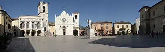 Piazza San Benedetto (Platz des Hl. Benedikt) (links neben der Basilika das Rathaus)