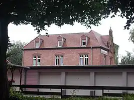 Historisches Gebäude des Nordbahnhofs Kaiserslautern August 2017 hinter einer Garagenzeile