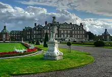 Im Garten von Schloss Nordkirchen ("Bischofsresidenz") wurde die "Golfspielszene/Treffen mit dem Bischof" gedreht.