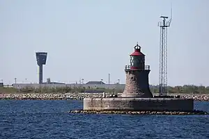 Nordre Røse Fyr mit Kontrollturm vom Flughafen Kopenhagen-Kastrup im Hintergrund