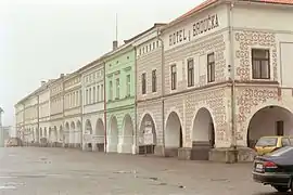 Häuserzeile am Markt mit Laubengängen