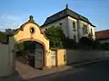 Katholisches Pfarrhaus St. Laurentius. Zugangspforte mit historischem Torbogen zum Laurentiusheim (Aufn. 2011)