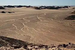 Auch im trockensten Teil der Wüste hat es irgendwann geregnet. Von Sturzwasser geformte Rinnen werden wegen des festen Sandbodens nicht durch den Wind verweht. Östlich von Wadi Halfa