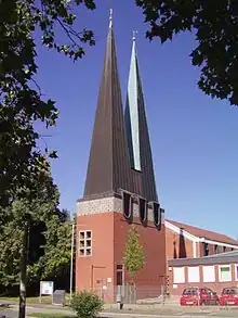 Evangelisch-lutherische Paul-Gerhardt-Kirche (Pfarrkirche) mit Pfarrhaus und Gemeindezentrum