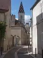 Rue Paul Cabet und Turm der Kirche Saint-Denis