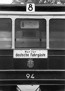 Straßenbahn der Linie 8 im besetzten Krakau, 1941 („Nur für deutsche Fahrgäste“)