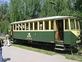 Kombination aus Drehgestell und Einzelradsatz bei einem Triebwagen der ehemaligen Straßenbahn Nyíregyháza