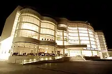 Renée und Henry Segerstrom Concert Hall in der Nacht.