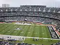 Das McAfee Coliseum bei der Partie der Oakland Raiders gegen die New England Patriots (26:49) am 14. Dezember 2008. Hinter der Gegentribüne im Westen erkennt man die Oracle Arena.