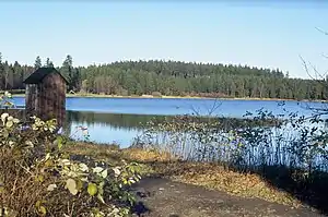 Oberer Hausherzberger Teich: Blick auf Damm, Striegelhaus und Wasserfläche