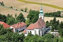 Der Kirchenweiler Oberleis am westlichen Abhang des Oberleiser Berges