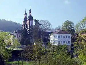 Die Klosterkirche St. Michael mit Klostermauer und dem von Peter Speeth 1812/13 während der säkularen Zeit erbaute Schlösschen (rechts)