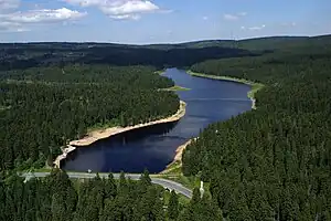 Luftbild des Oderteiches von Süden; über den Staudamm(vorne) verläuft die Bundesstraße 242