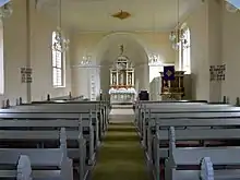 Die evangelische Kirche von Oedelum mit Altar und Kanzel