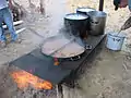 Holzbefeuerter Ofen zum Kochen in einem Zeltlager