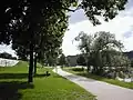 Neckarpromenade mit Hochwasserschutzdamm