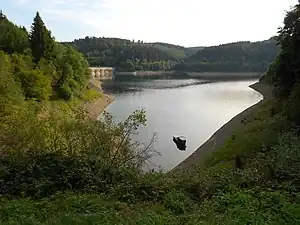 Blick von Norden, links im Hintergrund die Staumauer