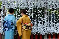 Omikuji am Tsurugaoka Hachiman-Schrein in Kamakura