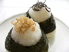 Furikake-Onigiri(„Fisch, Konbu“)