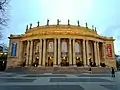 Opernhaus Stuttgart mit Kolossalsäulen-Fassade