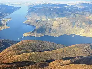 Beide Arme des Sørfjords,die Osterøybrua unten links