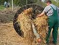 Feuerrad beim Stopfen des Rades mit Stroh