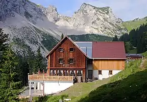 Blick von Osten auf die Otto-Mayr-Hütte – im Hintergrund der Gipfel des Schartschrofens (1968 m)