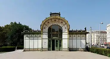 Wiener Stadtbahn-Pavillons auf dem Karlsplatz von Otto Wagner (1898): Zu beach­ten ist hier die ornamentale Behand­lung der Fassade im oberen Bereich