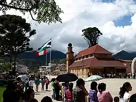 Hauptplatz mit der Holzkirche Santa Rosa