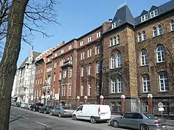 Straßenfront des Paul-Gerhardt-Stifts in der Müllerstraße –rechts: Ursprüngliches Diakonissenmutterhaus, Mitte: erster Erweiterungsbau 1898, links: zweiter Erweiterungsbau um 1920