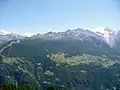 Blick von der Moosalp nach Grächen, rechts der Riedgletscher mit den schneebedeckten Viertausender des Nadelgrats der Mischabel