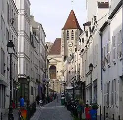 Die Rue Saint-Blaise mit der Église Saint-Germain-de-Charonne im Hintergrund