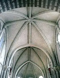 Chor (12. Jh.) der Kirche Saint-Martin in Angers, Kreuz­rippen­gewölbe in Kuffmauerung