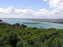 Blick vom Postberg auf der Halbinsel zur Insel Skaapeiland und dem Ort Langebaan