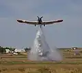 Eine Agrarmaschine vom Typ PZL M18 Dromader beim Löschwasser-Abwurf