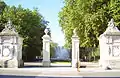 Blick vom Gebäude des Parlaments auf Nordeingang und Großen Springbrunnen des Parks