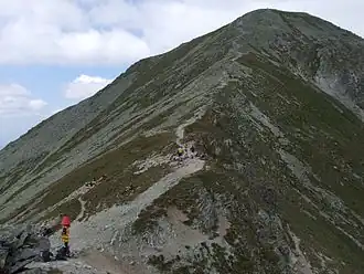 Blick auf den Sattel (links unten), mit dem Berg Pachoľa im Hintergrund