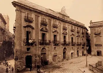 Palazzo Monteleone an der Piazza San Domenico, dessen linker Teil für den Straßenbau abgetragen wurde.