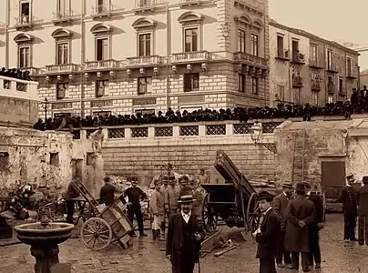 Fruchtmarkt Loggiati della Vucciria. Via Roma hinter Zuschauern, die die Abbrucharbeiten verfolgen.