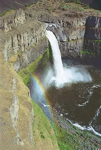 Die Palouse Falls bei hohem Abfluss, von der Westseite des Canyons aus gesehen