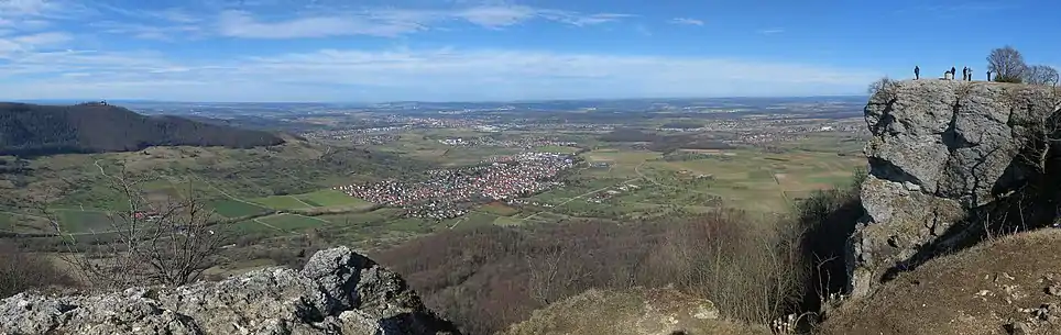 Panoramablick vom Breitenstein. In der Bildmitte Bissingen an der Teck