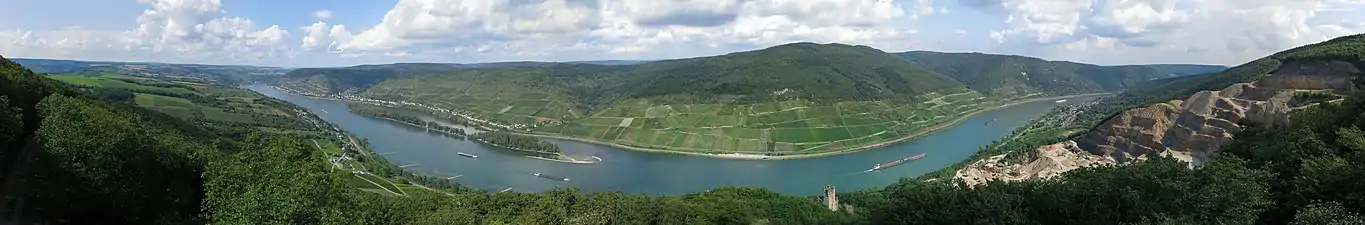 Rheinverlauf zwischen Trechtingshausen und Bacharach, aufgenommen vom Aussichtsturm Siebenburgenblick