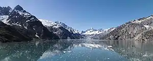 Das Inlet mit dem Gletscher im Hintergrund