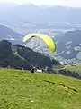 Start eines Paragliders von der Hohen Salve