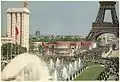 Trocadéro mit deutschem Pavillon (links), belgischem Pavillon (rot)  und Eiffelturm