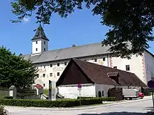 Schloss Parz mit Wirtschaftsgebäude