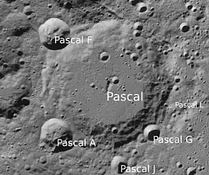 Pascal mit Nebenkratern (Norden oben; LROC-WAC)