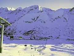 Schneebedeckter Tonalepass mit Blick auf Monticello und Presena