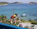 Der Strand bei Livadi Geranou auf Patmos, von der Terrasse des einzigen Restaurants vor Ort aus gesehen. Am Horizont ist die Nachbarinsel Lipsi erkennbar.