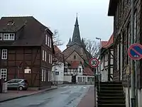 Die Dammstraße mit der evangelischen Kirche